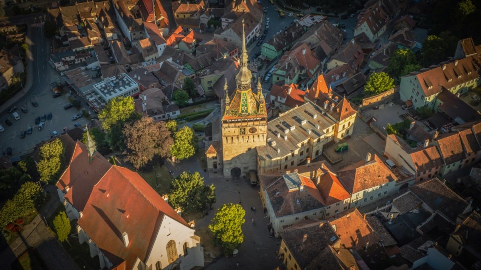 Între istorie și viață contemporană