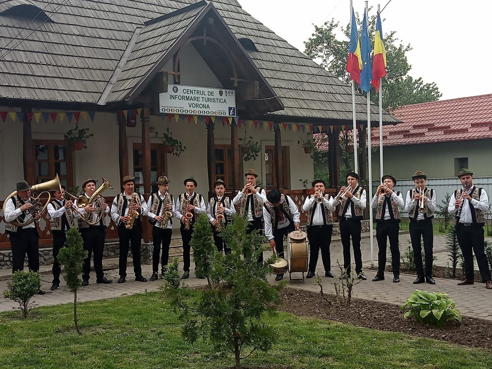 Tradiții Vii și Ospitalitate în Inima Naturii